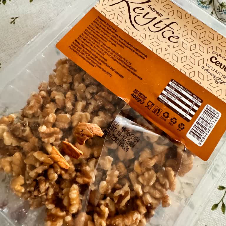 Antepsan Keyifçe Ceviz İçinden Kabuk Çıkıyor