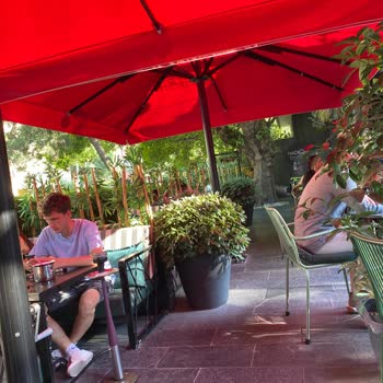 Hadiqa Cafe Her Boş Masaya Rezervasyon Var Denildi.