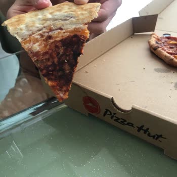 Pizza Hut Yanmış Kaşar Peyniri Ve İnce Hamur Sorunu