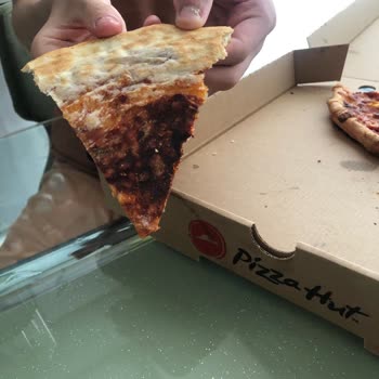 Pizza Hut Yanmış Kaşar Peyniri Ve İnce Hamur Sorunu