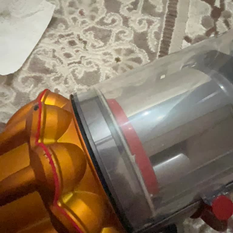 Dyson V15 Süpürge: 1 Yıl İçinde Kağıt Kısımlarının Çıkması Ve Servis Sorunları