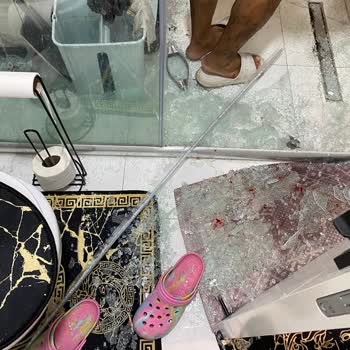 Ümit Cam Duşa Kabin Kapısı Patladı