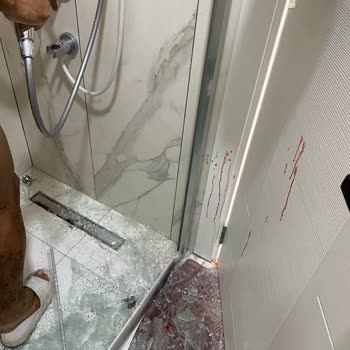 Ümit Cam Duşa Kabin Kapısı Patladı