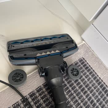 PHILIPS Ev Aletleri Süpürge Başlığındaki Tekerlek Evi Süpürürken Kendiliğinden Fırladı.