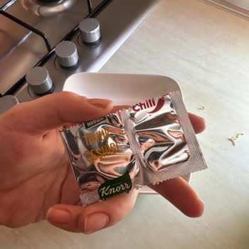 Knorr Çabuk Noodle İçerisinde Boş Ve Açılmış Sos Poşeti Var!