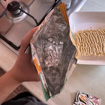 Knorr Çabuk Noodle İçerisinde Boş Ve Açılmış Sos Poşeti Var!