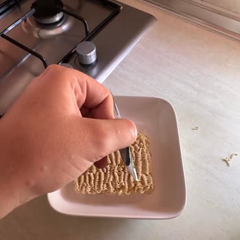 Knorr Çabuk Noodle İçerisinde Boş Ve Açılmış Sos Poşeti Var!