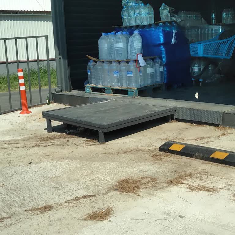 Gümüş Su Su Şişeleri Güneş Altında