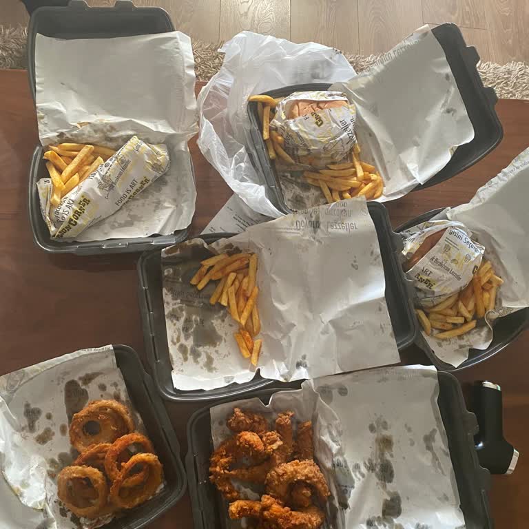 Yemeksepeti Kurye Yemek Çalıyor