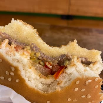 Saloon Burger Köfte İçinde Ki Kıl