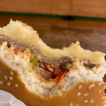 Saloon Burger Köfte İçinde Ki Kıl