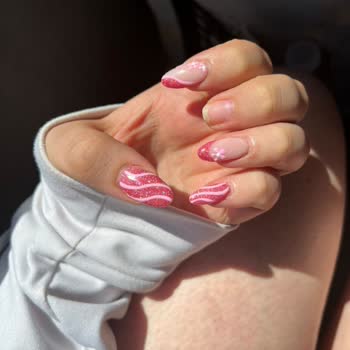 Emsal Doğan Güzellik Ve Tırnak Merkezi Protez Tırnaklar Düşüyor!