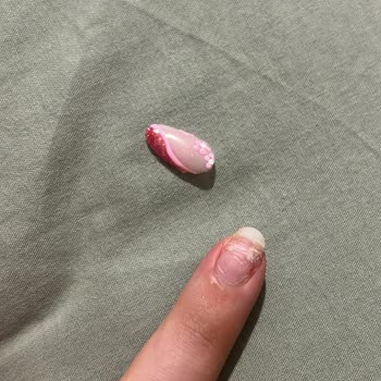 Emsal Doğan Güzellik Ve Tırnak Merkezi Protez Tırnaklar Düşüyor!