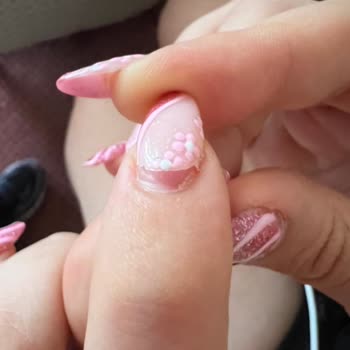 Emsal Doğan Güzellik Ve Tırnak Merkezi Protez Tırnaklar Düşüyor!