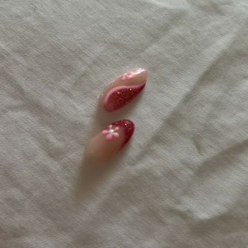 Emsal Doğan Güzellik Ve Tırnak Merkezi Protez Tırnaklar Düşüyor!