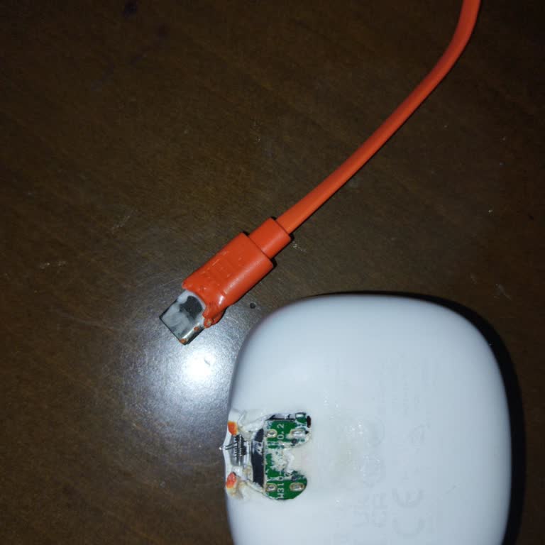 JBL Wave300Tws Şarjdayken Yandı