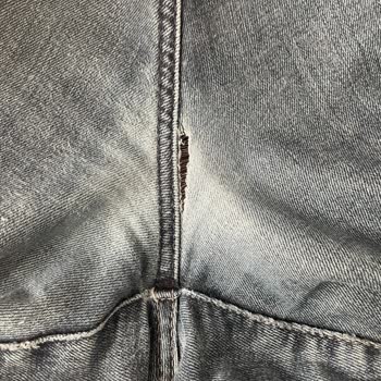 Mavi Pantolon Bacak Arası Yırtıldı