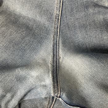 Mavi Pantolon Bacak Arası Yırtıldı