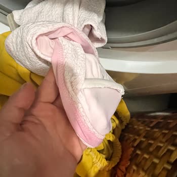 Ace Çamaşır Suyu Pembe Leke Yapıyor!