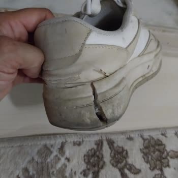 Zara Spor Ayakkabısı Kısa Sürede Kullanılmaz Hale Geldi