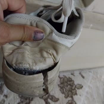 Zara Spor Ayakkabısı Kısa Sürede Kullanılmaz Hale Geldi