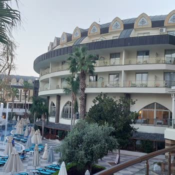 Crystal Hotels Kendi Ülkende 2 Sınıf Muamele Görmek.