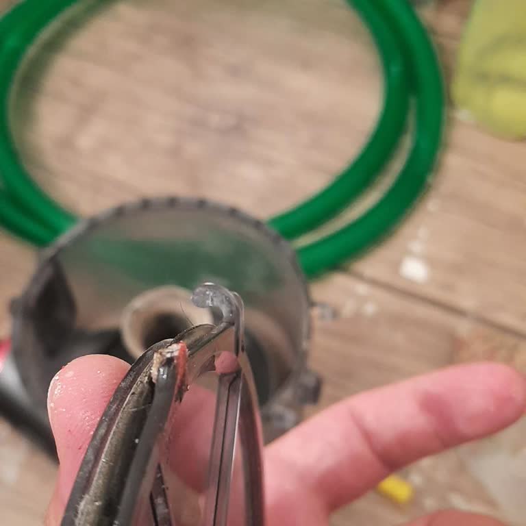 Fakir İnovator 7272 Dik Süpürge Toz Haznesi Kapağı Kırıldı