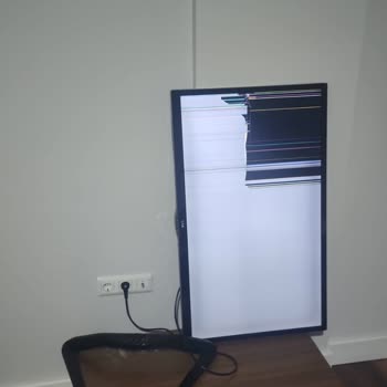 LG Televizyon Standı Kendi Kendine Kırılmış