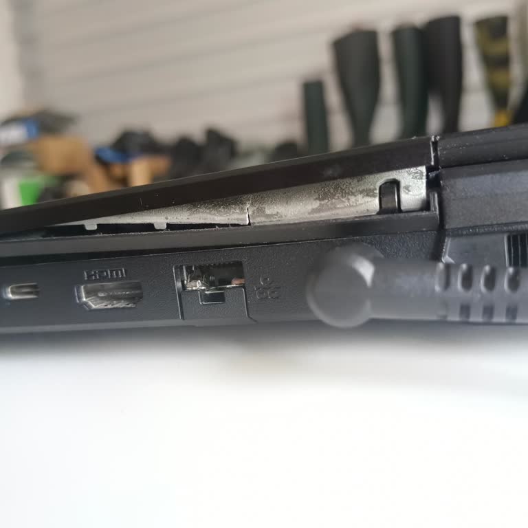 Monster Abra A7 Menteşe Kırıldı