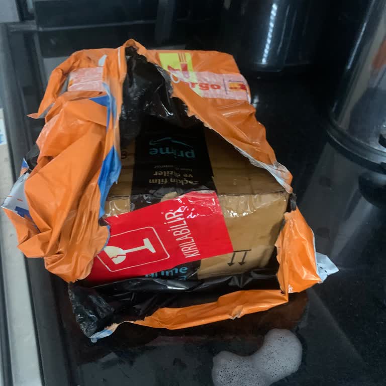 MNG Kargo Kırılan Ürünü Gizlemeye Çalışması