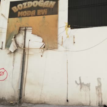 Şok Market Tadilat Sırasında Mahallemize Zarar Veriyor