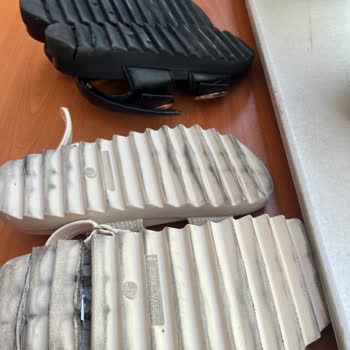 Stradivarius Sandaletlerin Tabanları Yırtılıyor