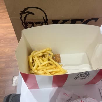 Çıplak Elleriyle Tavuk Ve Patateslerle Dalga Geçen KFC Çalışanları