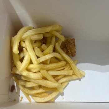 Çıplak Elleriyle Tavuk Ve Patateslerle Dalga Geçen KFC Çalışanları