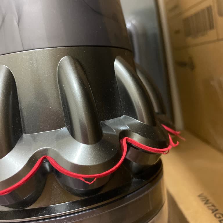 Dyson Süpürge Kırmızı Lastik Soyulması