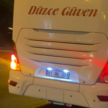Düzce Güven Turizm 81 Dg 901 Ana Yol Kenarında Yolcu İndiriyor