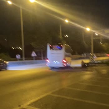 Düzce Güven Turizm 81 Dg 901 Ana Yol Kenarında Yolcu İndiriyor