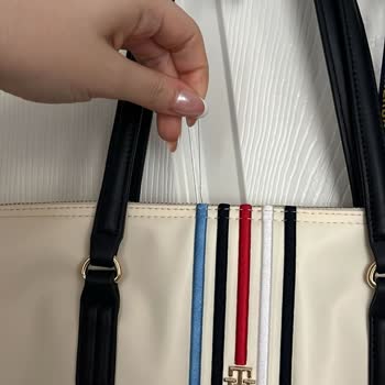 Tommy Hilfiger Omuz Çantası Ambleminden İp Attı