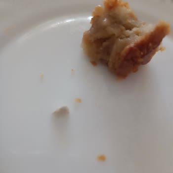 Liva Pastanesi (livashop.com) Tahinli Çöreğin İçinden Çıkan Taş