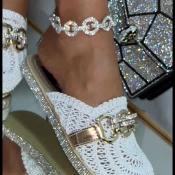 Giydimgidiyor Markasının Yapışkanları Elime Bulaşan Pazar Terliği