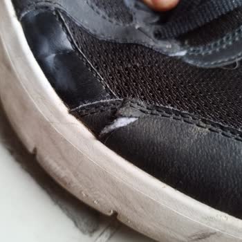 Skechers Kalitesiz Malı İçin 1 Senedir Peşinden Koşturuyor, Sonuç Yok