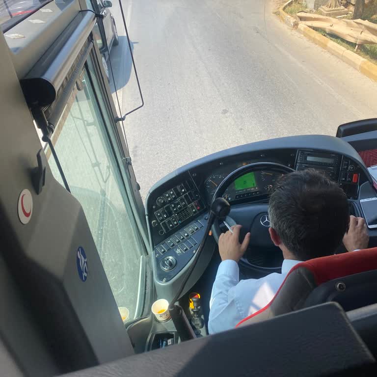 Kamil Koç Şoförünün Terbiyesizliği Bir De Utanmadan Sigara İçiyor