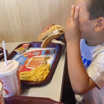 Popeyes Burger İçinden Metal Tel Çıktı.