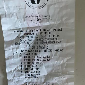 Popeyes Burger İçinden Metal Tel Çıktı.