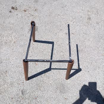 Arzum Mobilya (Edremit) Arzum Mabilya Ürününün Arkasında Dur.