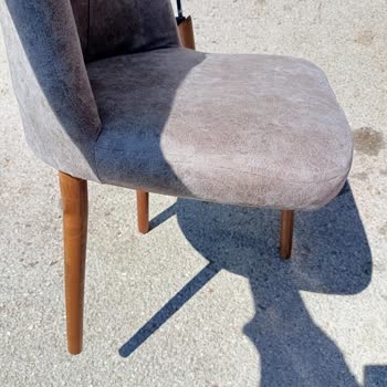 Arzum Mobilya (Edremit) Arzum Mabilya Ürününün Arkasında Dur.