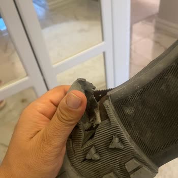 Elle Ayakkabı 5 Ayda Parçalandı