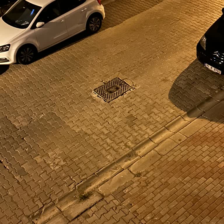 Karşıyaka Belediyesi Türk Telekom Rögar Kapağı Arızalı Olduğundan Aşırı Ses Yapıyor