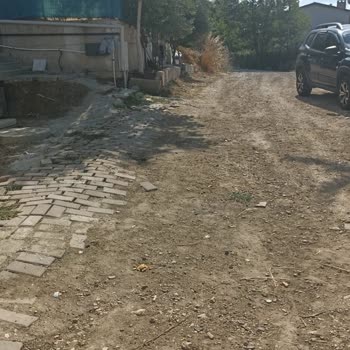 İBB - İstanbul Büyükşehir Belediyesi Sorumsuz Belediye 40 Metre Sokağa Parke Taşı Veya Asfalt Yapamayanlar