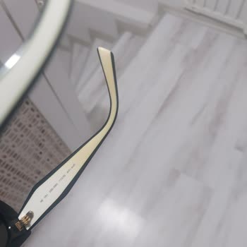 Prada Gözlüklerin Sapları Sarardı